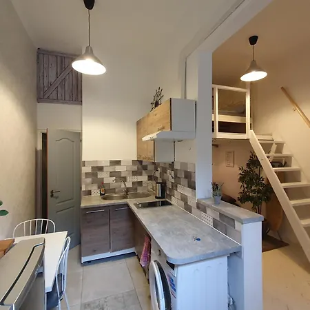 Cozy With Air Condition Freshly Renovated Apartament *