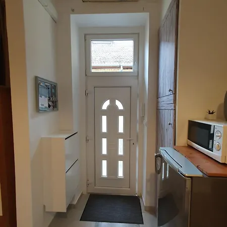 Cozy With Air Condition Freshly Renovated Apartament