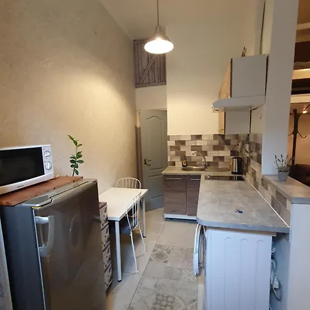 Cozy With Air Condition Freshly Renovated Apartament