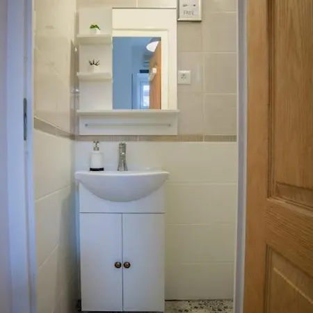 Cozy With Air Condition Freshly Renovated Budapest